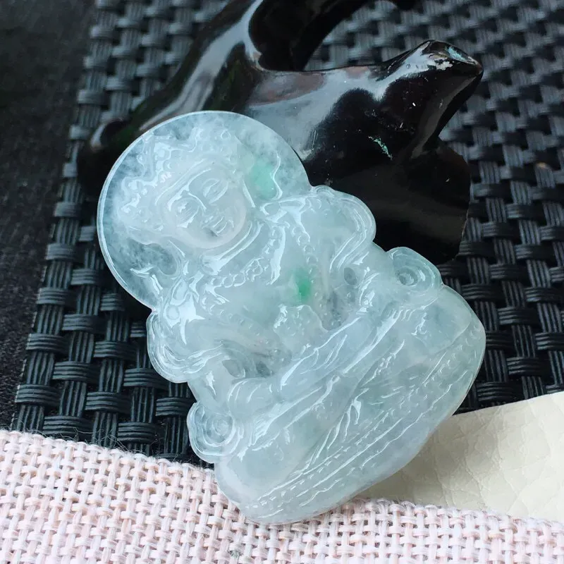 【精雕赐福观音玉吊坠,种老,水润,质感十足。尺寸:44.6*32.9*5mm】图1