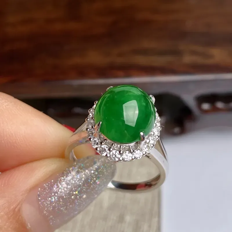 18k金伴钻满绿戒指玉质细腻，颜色艳丽，有种有色，佩戴效果更好，裸11.31_10_4.9mm