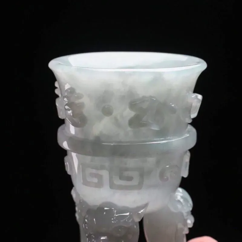 拍下有礼仿古三脚杯翡翠小摆件一对，雕工精细，立体生动形象，取其中一个杯尺寸87*53.7mm，配送精美底座、礼盒！