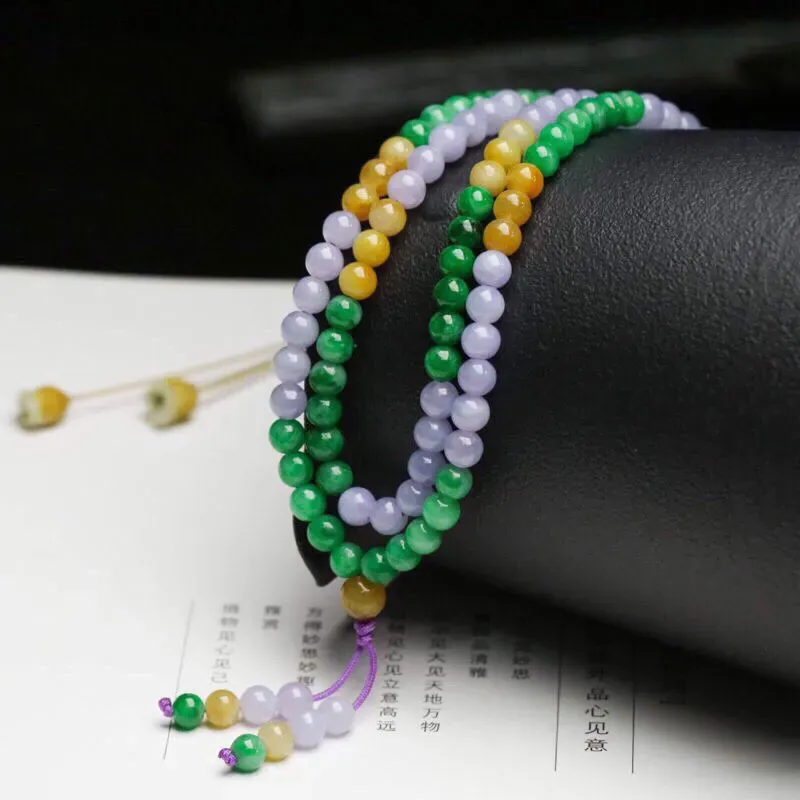 多彩翡翠珠链，共147颗珠子，取其中一颗珠尺寸大约5.2mm，珠子圆润饱满，清爽秀气，色泽鲜艳。佩戴效果高贵漂亮！