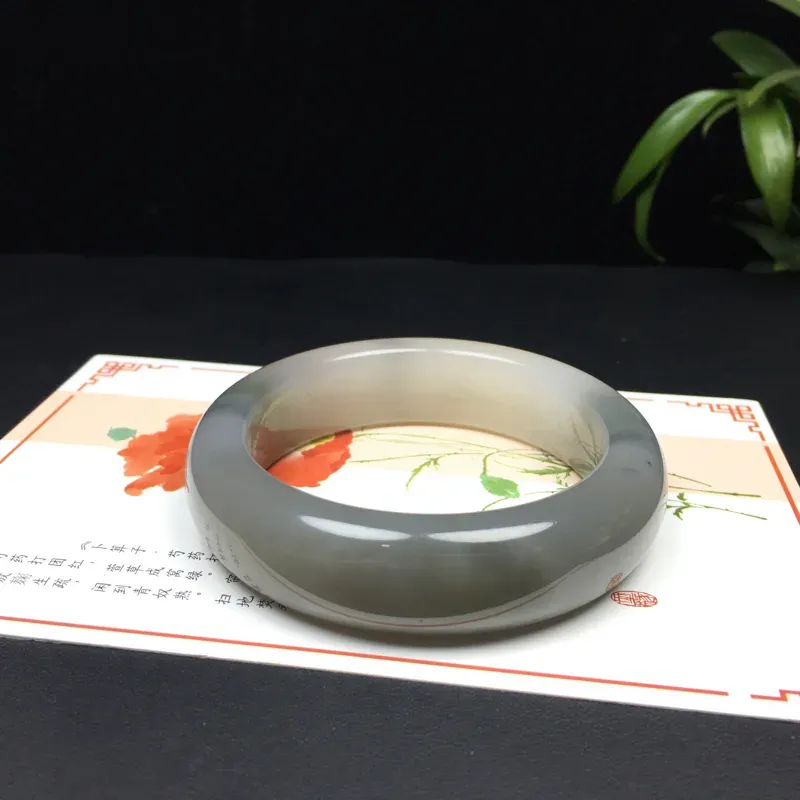 和田玉烟紫藕粉双色手镯，内径：55.6mm玉质温润，质地细腻，烟紫浓郁靓丽，藕粉素雅温婉，双色自然交融，过渡自然，韵味十足，镯形圆润饱满，手感顺滑，佩戴典雅大气～