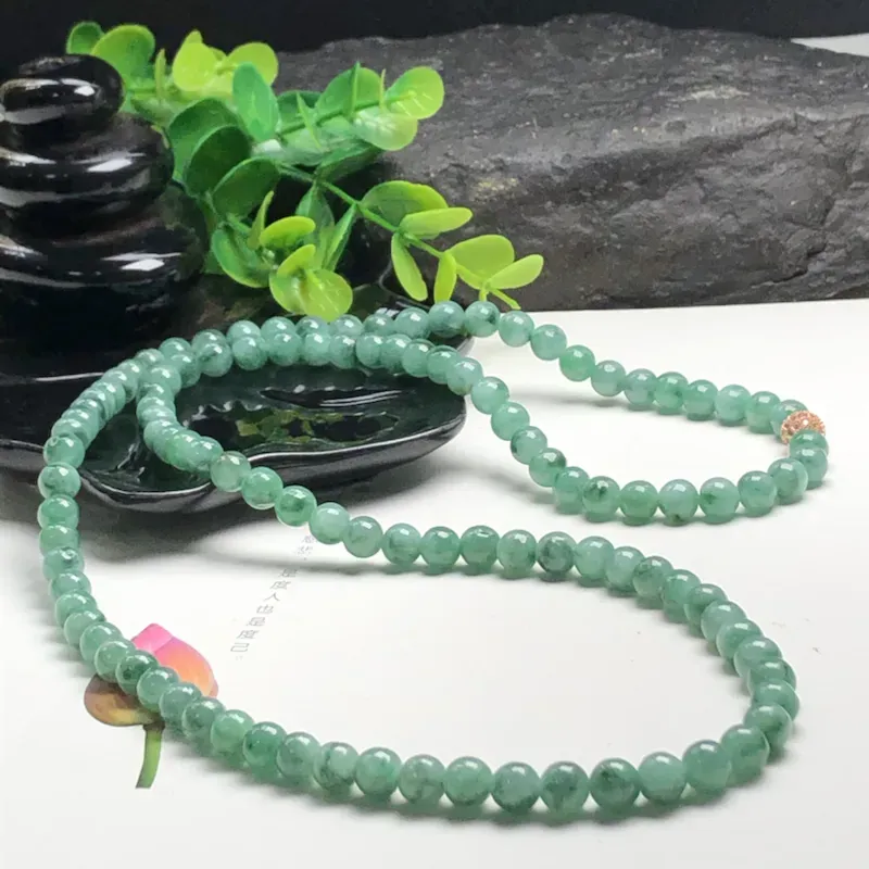 糯种飘绿花翡翠珠链项链、108颗、直径7.4毫米、质地细腻、色彩鲜艳、隔珠是装饰品、ADA216C38