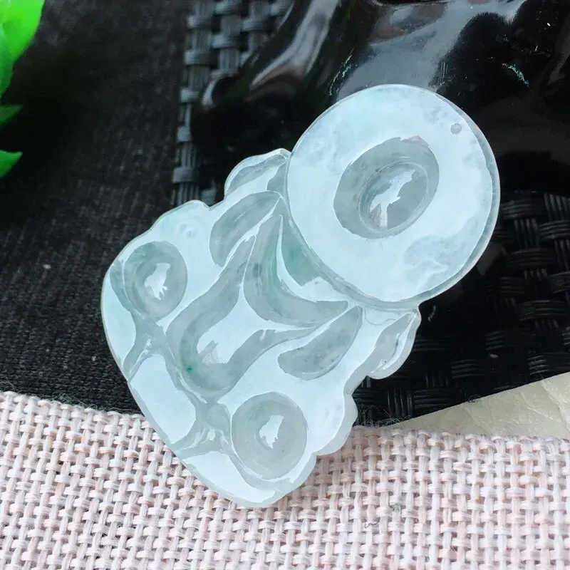 【精雕赐福观音玉吊坠,种老,水润,质感十足。尺寸:44.6*32.9*5mm】图5