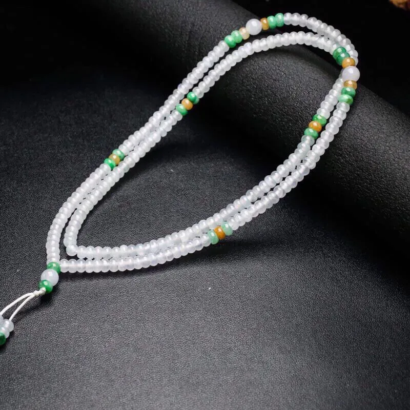 天然翡翠珠链，共224颗珠子，取其中一颗珠尺寸5*3mm，珠子水润光泽，实物漂亮，清秀高雅。佩戴效果时尚端庄！