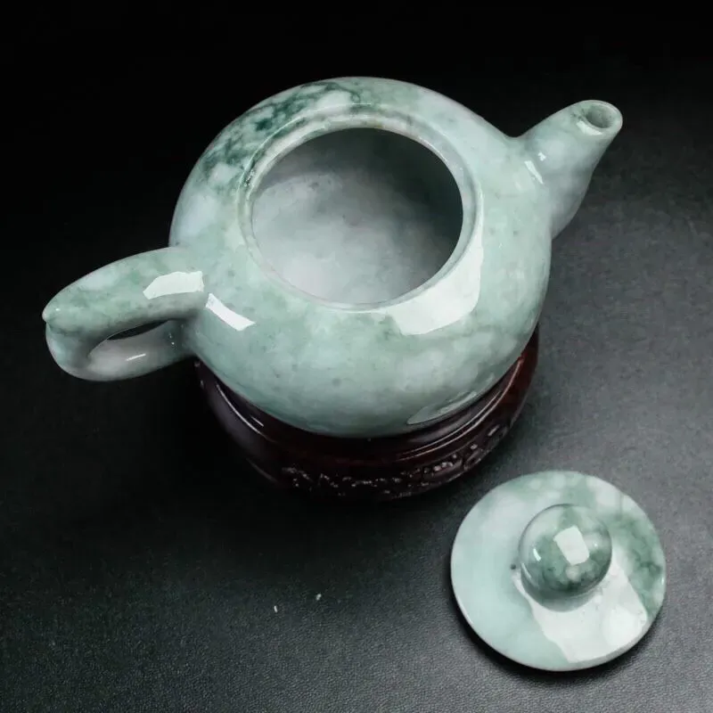 拍下有礼茶壶翡翠小摆件。手工雕刻，色泽清新，雕刻线条流畅。尺寸壶身：127.7*81.2*64.6mm，配送精美底座！