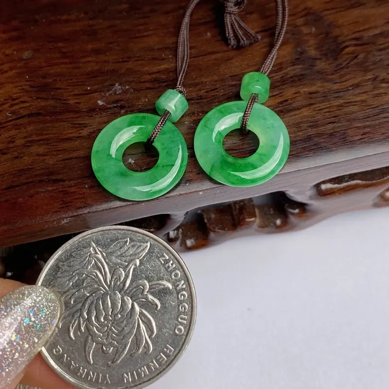 A货翡翠-种好满绿平安环耳坠，尺寸-15.6*3.1mm