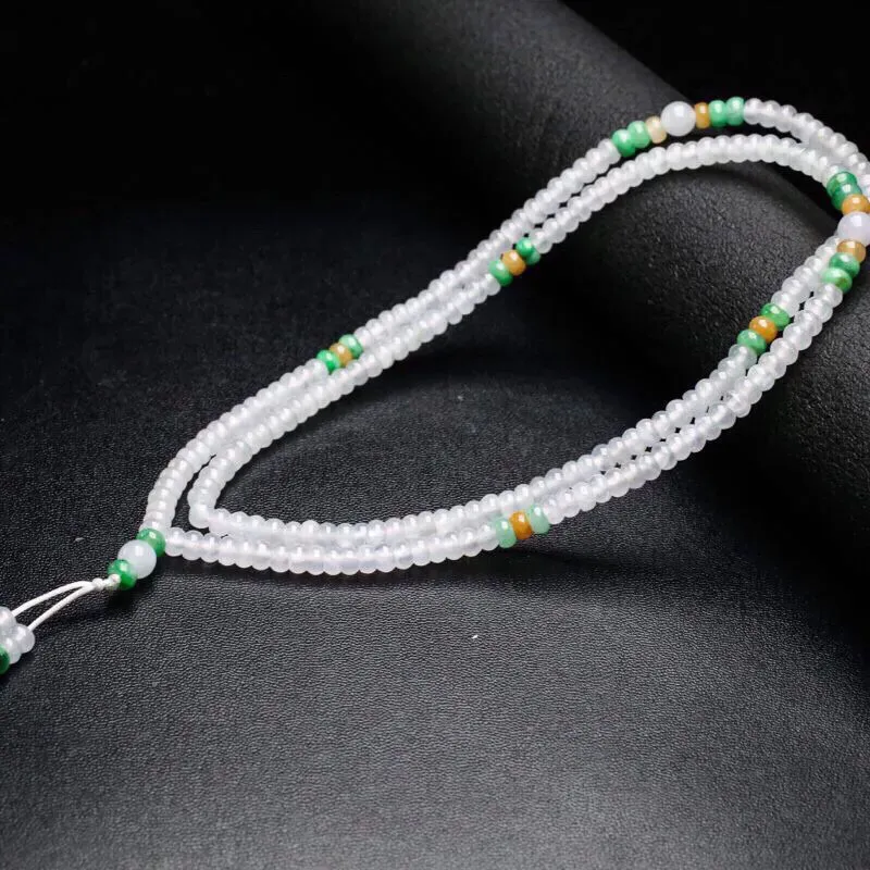 天然翡翠珠链，共224颗珠子，取其中一颗珠尺寸5*3mm，珠子水润光泽，实物漂亮，清秀高雅。佩戴效果时尚端庄！