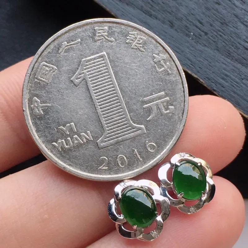 翡翠18K金伴钻镶嵌满绿蛋面耳钉，玉质细腻，雕工精美，佩戴送礼佳品，包金尺寸: 9.7*8.3*5.8MM，裸石尺寸：6.1*4.9*2.4MM，重1.45克