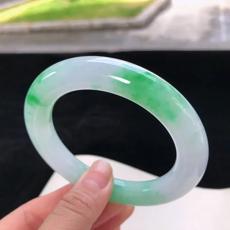 【圆条56-57 ,天然翡翠玉手镯,水润飘阳绿,纹,玉质润,品相好,优雅瞩目,尺寸圈口56.2/11.1】图2