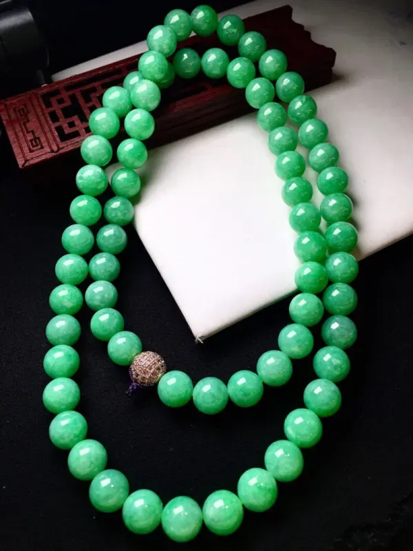 翠绿圆珠项链 色泽艳丽 粒粒饱满 质地细腻 上身高贵时尚大气 唯美 个别有小纹 取其一尺寸9.8*9