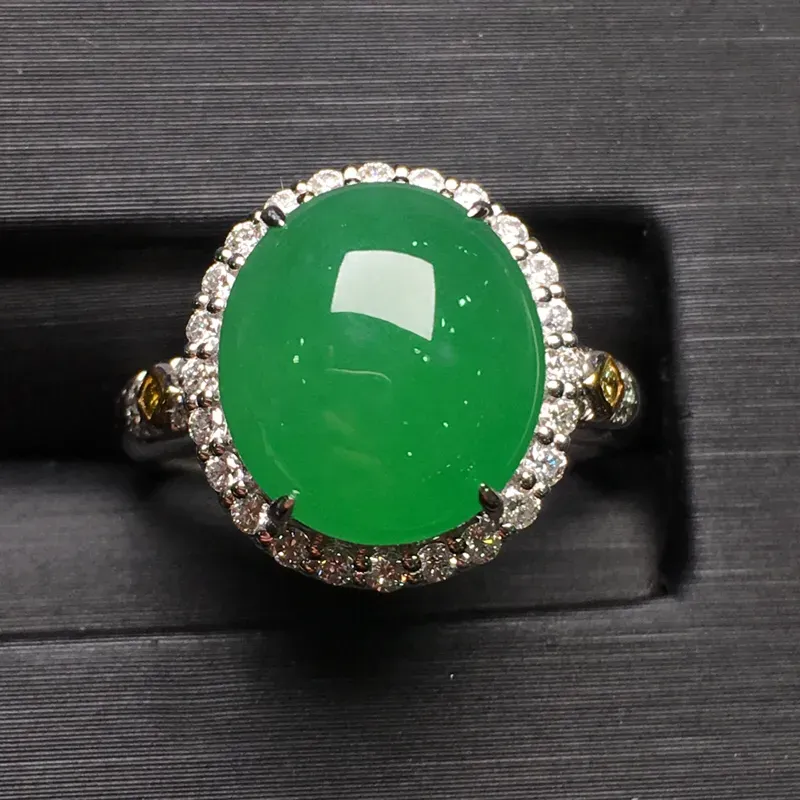满绿蛋面女戒指，18k金豪华镶钻，无纹无裂，种好色好，质量杠杠的，性价比超高