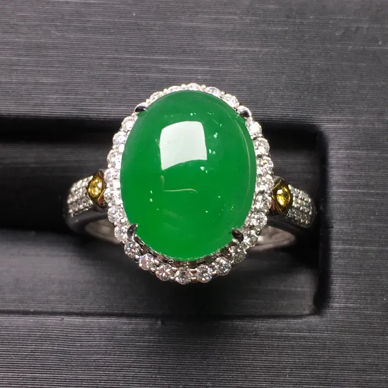 满绿蛋面女戒指，18k金豪华镶钻，无纹无裂，种好色好，质量杠杠的，性价比超高