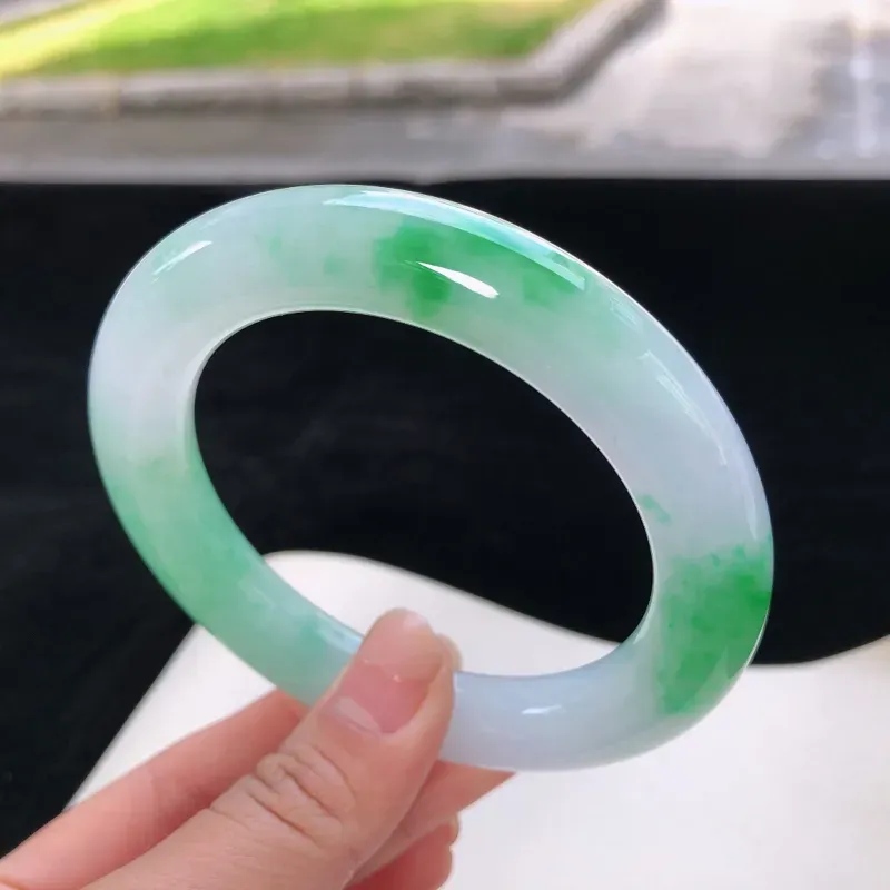 【圆条56-57 ,天然翡翠玉手镯,水润飘阳绿,纹,玉质润,品相好,优雅瞩目,尺寸圈口56.2/11.1】图4