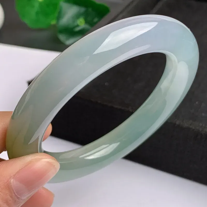 【缅甸a货翡翠,冰种飘黄圆条手镯59.1mm,玉质细腻,色彩艳丽,圆润肥美,老种起胶,条形大方得体,佩戴效果好】图5