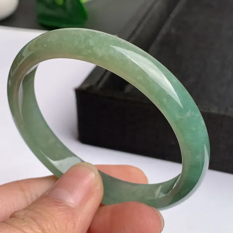 【缅甸a货翡翠,水润满色贵妃手镯55.2mm,玉质细腻,色彩艳丽,秀气迷人,条形大方得体,佩戴效果好】图2