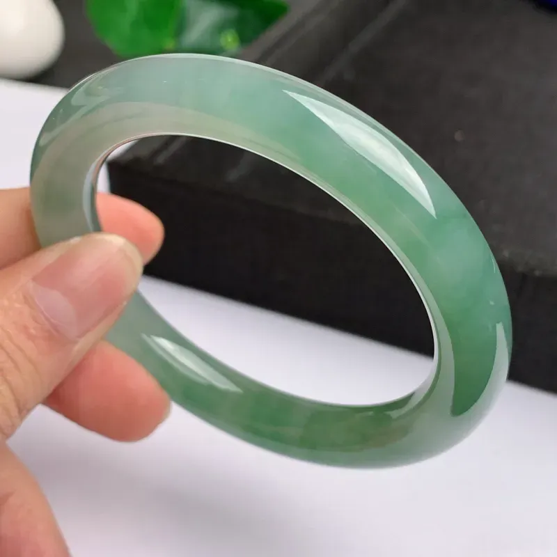 【缅甸a货翡翠,水润飘绿圆条手镯57.9mm,玉质细腻,色彩艳丽,圆润肥美,条形大方得体,佩戴效果好】图6