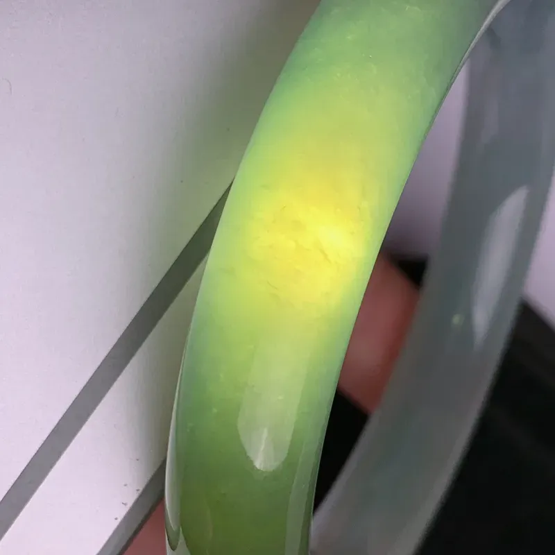 【缅甸a货翡翠,冰种飘黄圆条手镯59.1mm,玉质细腻,色彩艳丽,圆润肥美,老种起胶,条形大方得体,佩戴效果好】图10