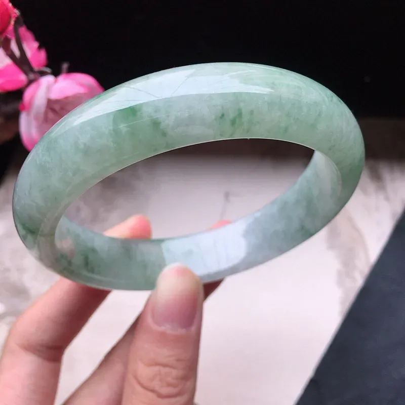 【翡翠58圈口飘花正圈手镯,尺寸:58.2*14.1*7.9mm,重58.59克,料细底好,条形好看,上手大方有档次】图5