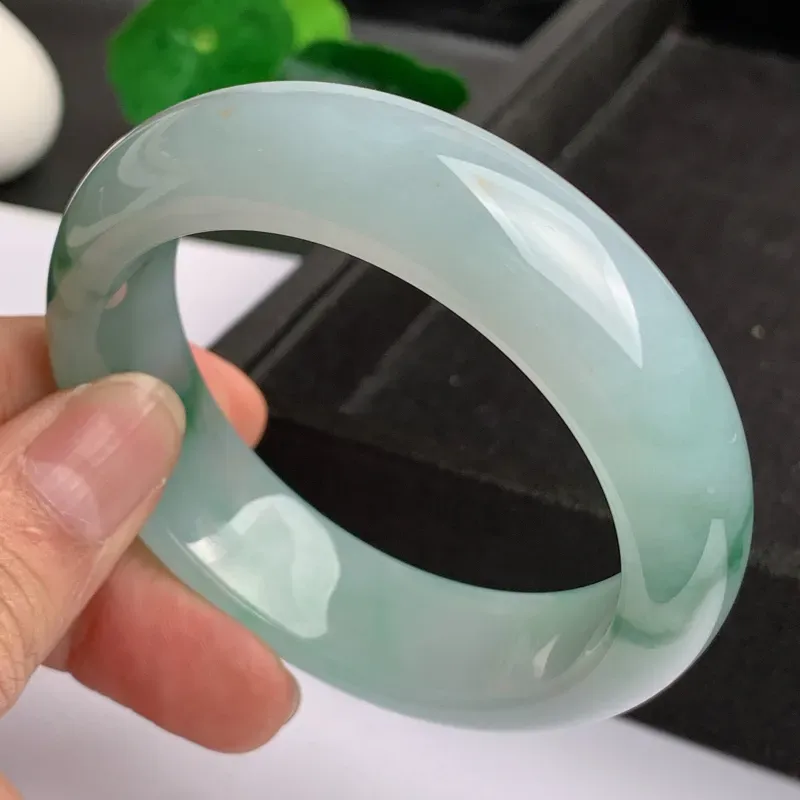 【缅甸a货翡翠,水润飘绿花正圈手镯57.1mm,玉质细腻,色彩艳丽,花色清爽,条形大方得体,佩戴效果好】图2
