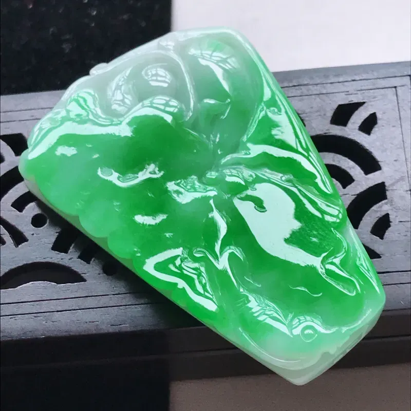【翡翠水润飘阳绿荷叶鱼吊坠,玉质细腻,颜色漂亮,上身好看 尺寸48.2/33.5/7.8】图4