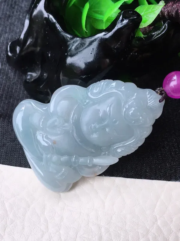 【翡翠细腻水润立体宝宝佛吊坠,种老水足,雕工精湛,磨砂抛光立体感强,尺寸51.5/34.5/6.8mm,紫珠为装饰珠t】图5