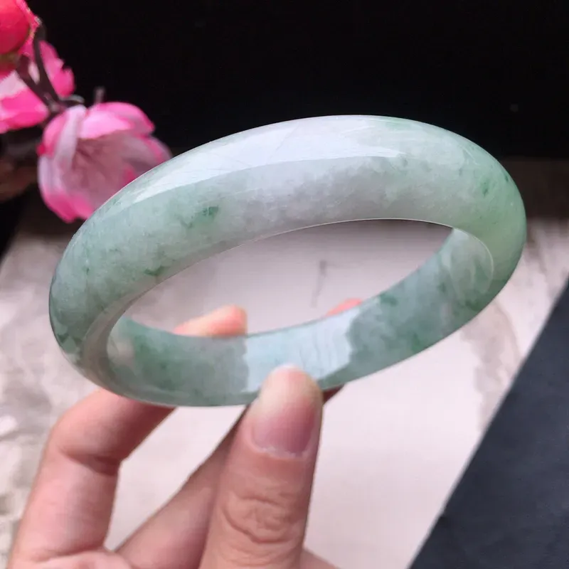 【翡翠58圈口飘花正圈手镯,尺寸:58.2*14.1*7.9mm,重58.59克,料细底好,条形好看,上手大方有档次】图2