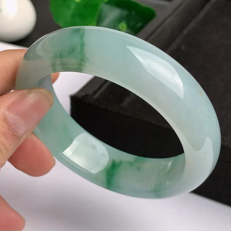 【缅甸a货翡翠,水润飘绿花正圈手镯57.1mm,玉质细腻,色彩艳丽,花色清爽,条形大方得体,佩戴效果好】图6