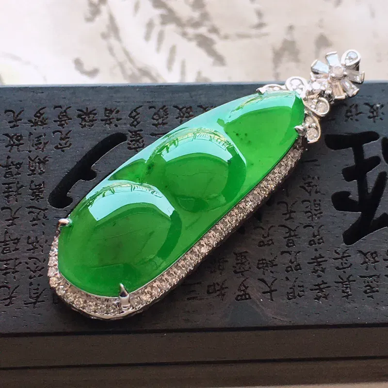 【精品翡翠镶18K金伴钻四季发财 ,玉质莹润, 佩戴效果更美,商品尺寸:含金尺寸:38.3*12.1*8.1MM,玉:28.6*10.2*2.5MM,整体货品质量:4.6g】图2