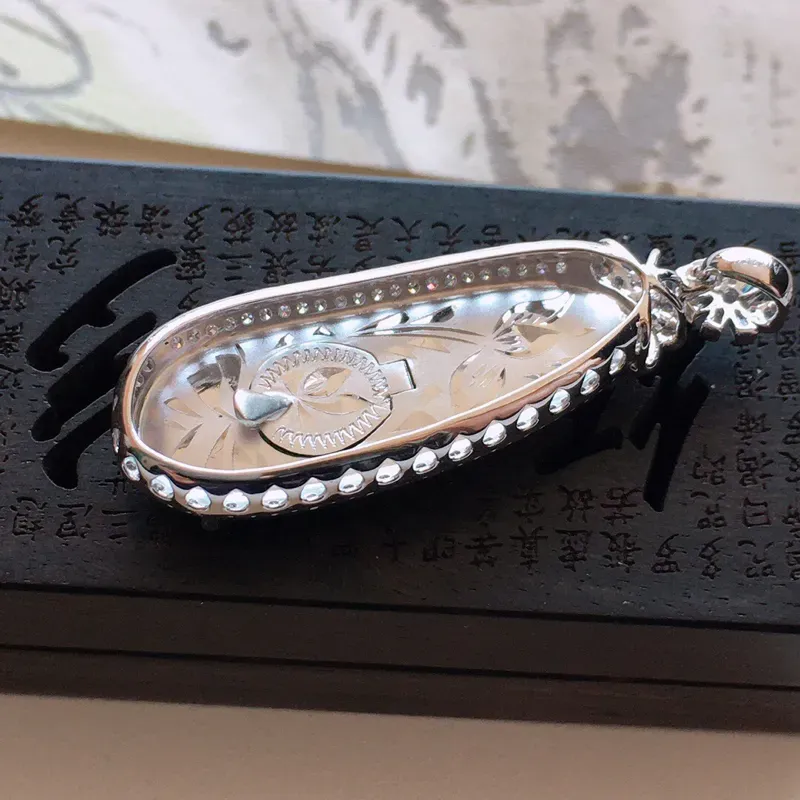【精品翡翠镶18K金伴钻四季发财 ,玉质莹润, 佩戴效果更美,商品尺寸:含金尺寸:38.3*12.1*8.1MM,玉:28.6*10.2*2.5MM,整体货品质量:4.6g】图7
