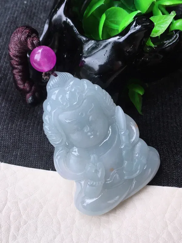 【翡翠细腻水润立体宝宝佛吊坠,种老水足,雕工精湛,磨砂抛光立体感强,尺寸51.5/34.5/6.8mm,紫珠为装饰珠t】图7