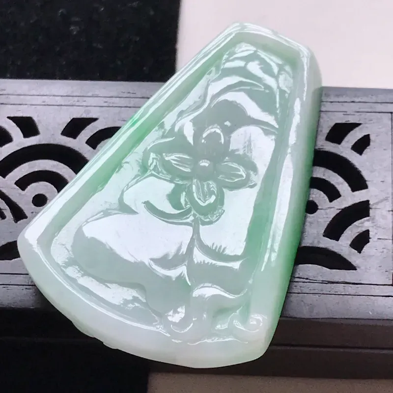 【翡翠水润飘阳绿荷叶鱼吊坠,玉质细腻,颜色漂亮,上身好看 尺寸48.2/33.5/7.8】图7
