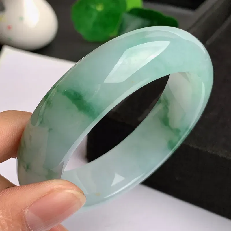 【缅甸a货翡翠,水润飘绿花正圈手镯57.1mm,玉质细腻,色彩艳丽,花色清爽,条形大方得体,佩戴效果好】图5