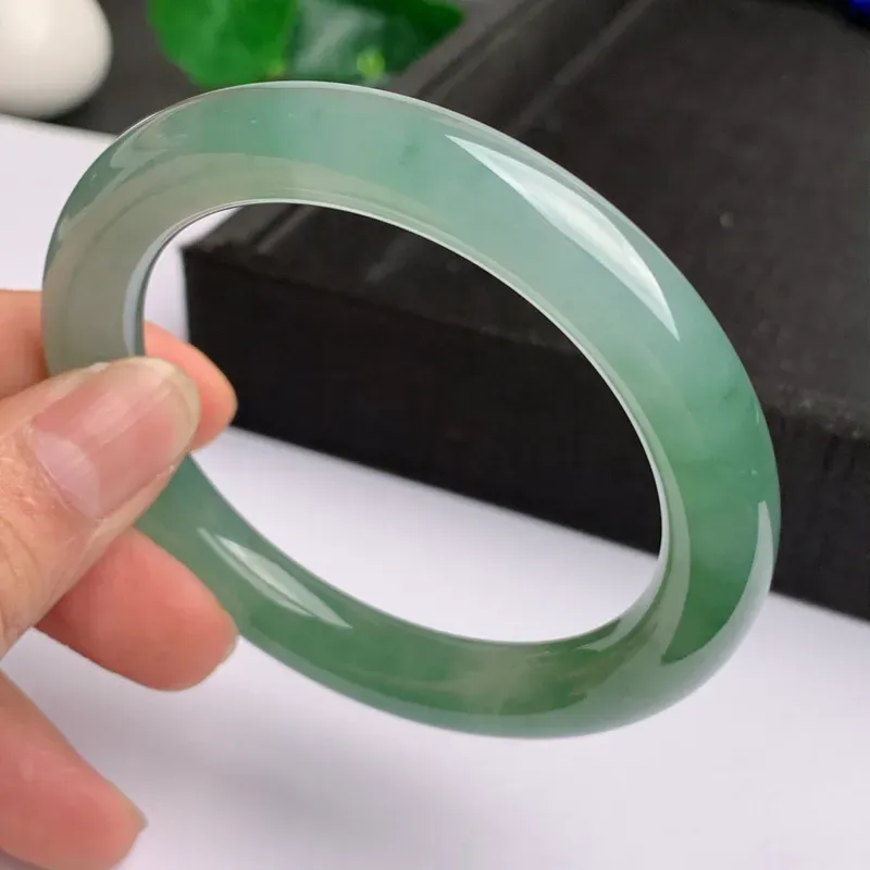 【缅甸a货翡翠,水润飘绿圆条手镯57.9mm,玉质细腻,色彩艳丽,圆润肥美,条形大方得体,佩戴效果好】图3