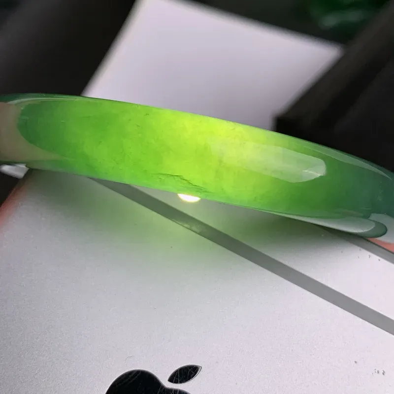【缅甸a货翡翠,水润飘绿圆条手镯57.9mm,玉质细腻,色彩艳丽,圆润肥美,条形大方得体,佩戴效果好】图11