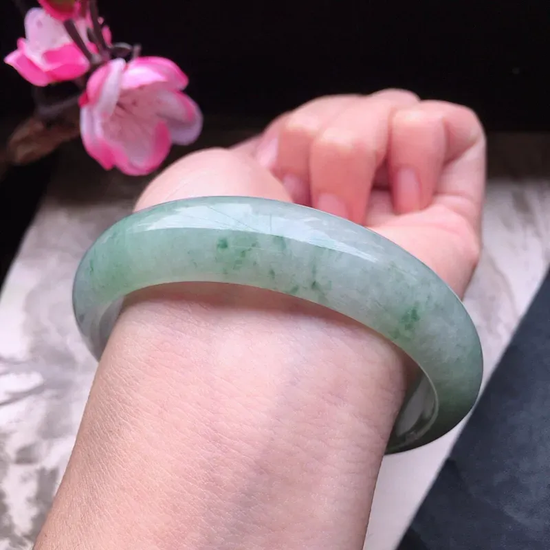 【翡翠58圈口飘花正圈手镯,尺寸:58.2*14.1*7.9mm,重58.59克,料细底好,条形好看,上手大方有档次】图8