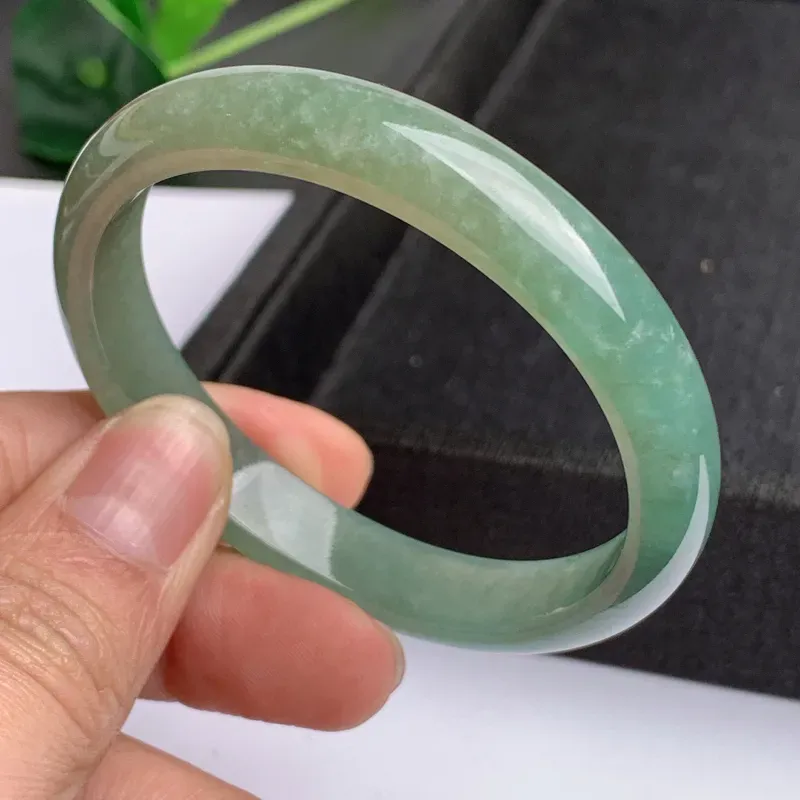 【缅甸a货翡翠,水润满色贵妃手镯55.2mm,玉质细腻,色彩艳丽,秀气迷人,条形大方得体,佩戴效果好】图6
