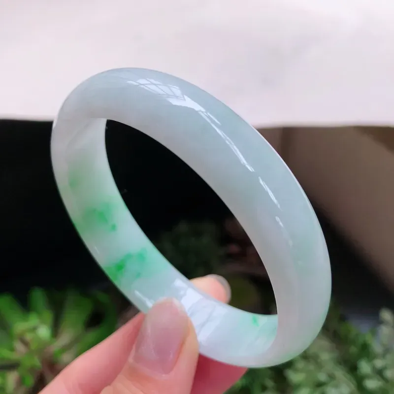 【02/28 飘阳绿贵妃翡翠手镯,① 玉质细腻水润,飘绿灵动,佩戴高贵大方】图2