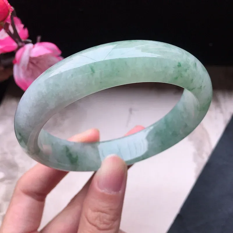 【翡翠58圈口飘花正圈手镯,尺寸:58.2*14.1*7.9mm,重58.59克,料细底好,条形好看,上手大方有档次】图1