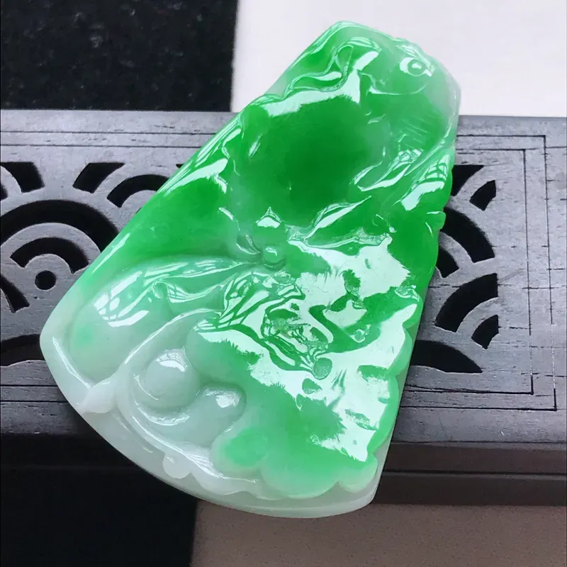 【翡翠水润飘阳绿荷叶鱼吊坠,玉质细腻,颜色漂亮,上身好看 尺寸48.2/33.5/7.8】图1