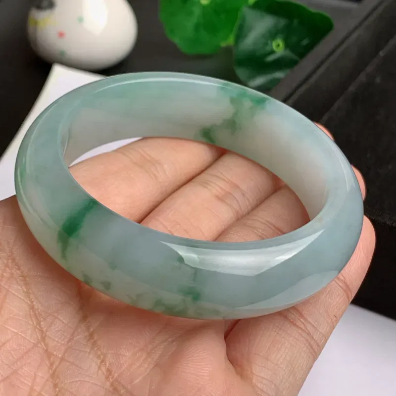 【缅甸a货翡翠,水润飘绿花正圈手镯57.1mm,玉质细腻,色彩艳丽,花色清爽,条形大方得体,佩戴效果好】图7