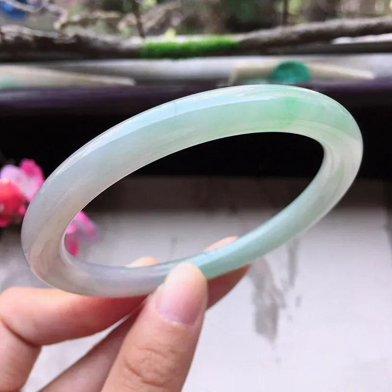 【翡翠57圈口带绿圆条手镯,尺寸:57.8*7.0*7.4mm,重31.58克,料细底好,条形好看,上手大方有档次】图2