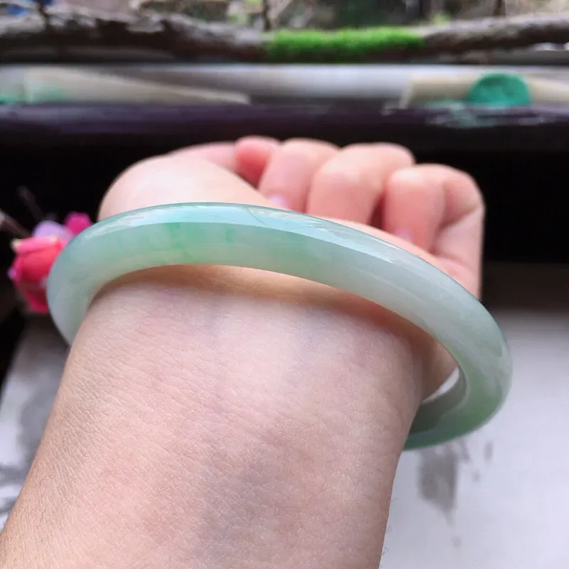 【翡翠57圈口带绿圆条手镯,尺寸:57.8*7.0*7.4mm,重31.58克,料细底好,条形好看,上手大方有档次】图8