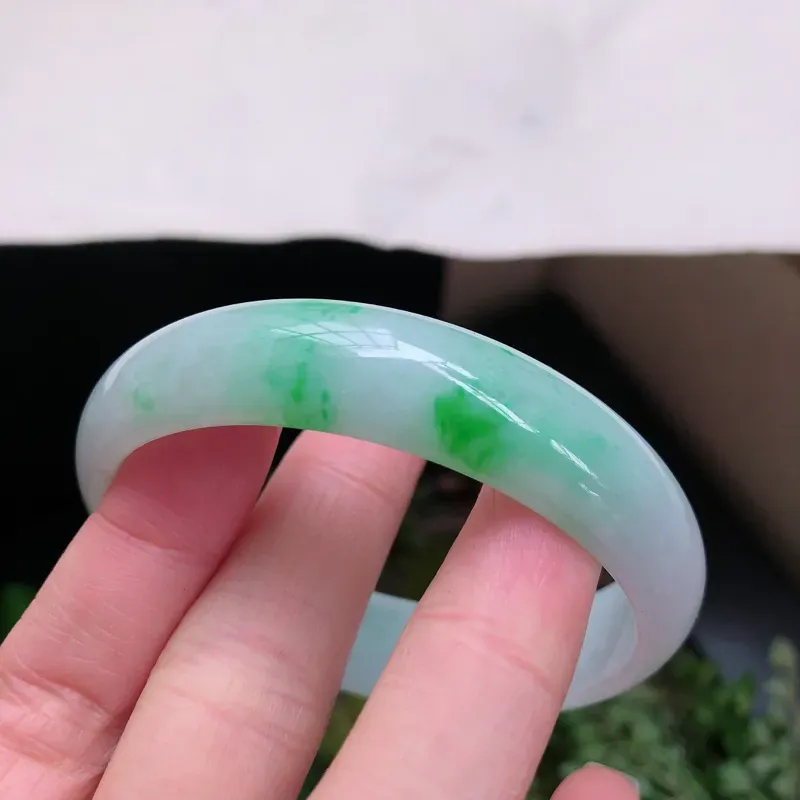 【02/28 飘阳绿贵妃翡翠手镯,① 玉质细腻水润,飘绿灵动,佩戴高贵大方】图8