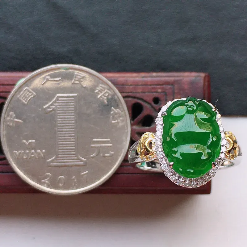 翡翠17圈18k金伴钻镶嵌满绿貔貅戒指，玉质莹润，佩戴佳品，内径：17.2mm（可免费改圈口大小），整体尺寸:14.6*11.2*8.8mm，裸石尺寸 ：12.5*9*4mm，重3.56克