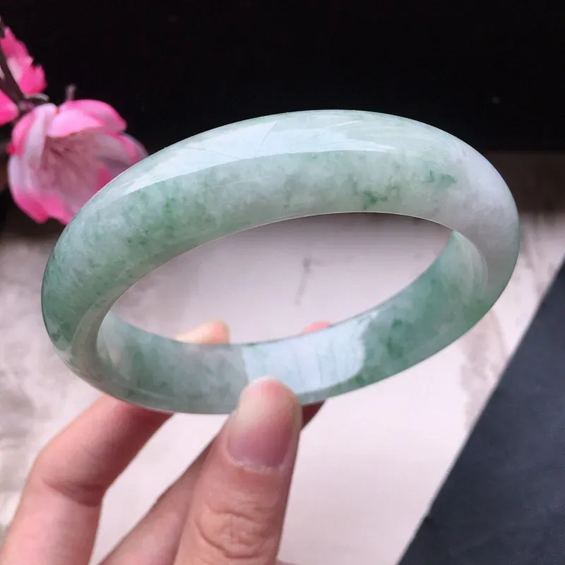 【翡翠58圈口飘花正圈手镯,尺寸:58.2*14.1*7.9mm,重58.59克,料细底好,条形好看,上手大方有档次】图3