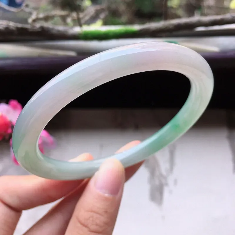 【翡翠57圈口带绿圆条手镯,尺寸:57.8*7.0*7.4mm,重31.58克,料细底好,条形好看,上手大方有档次】图5