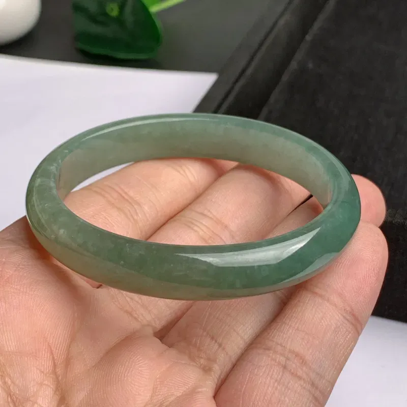 【缅甸a货翡翠,水润满色贵妃手镯55.2mm,玉质细腻,色彩艳丽,秀气迷人,条形大方得体,佩戴效果好】图8