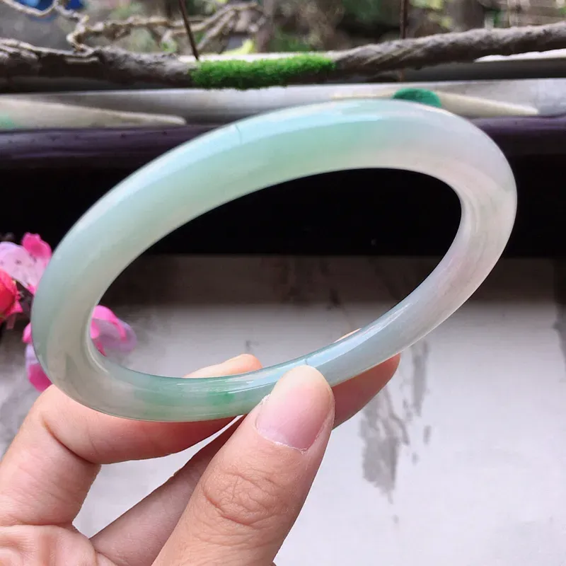 【翡翠57圈口带绿圆条手镯,尺寸:57.8*7.0*7.4mm,重31.58克,料细底好,条形好看,上手大方有档次】图3