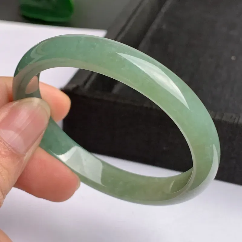 【缅甸a货翡翠,水润满色贵妃手镯55.2mm,玉质细腻,色彩艳丽,秀气迷人,条形大方得体,佩戴效果好】图5