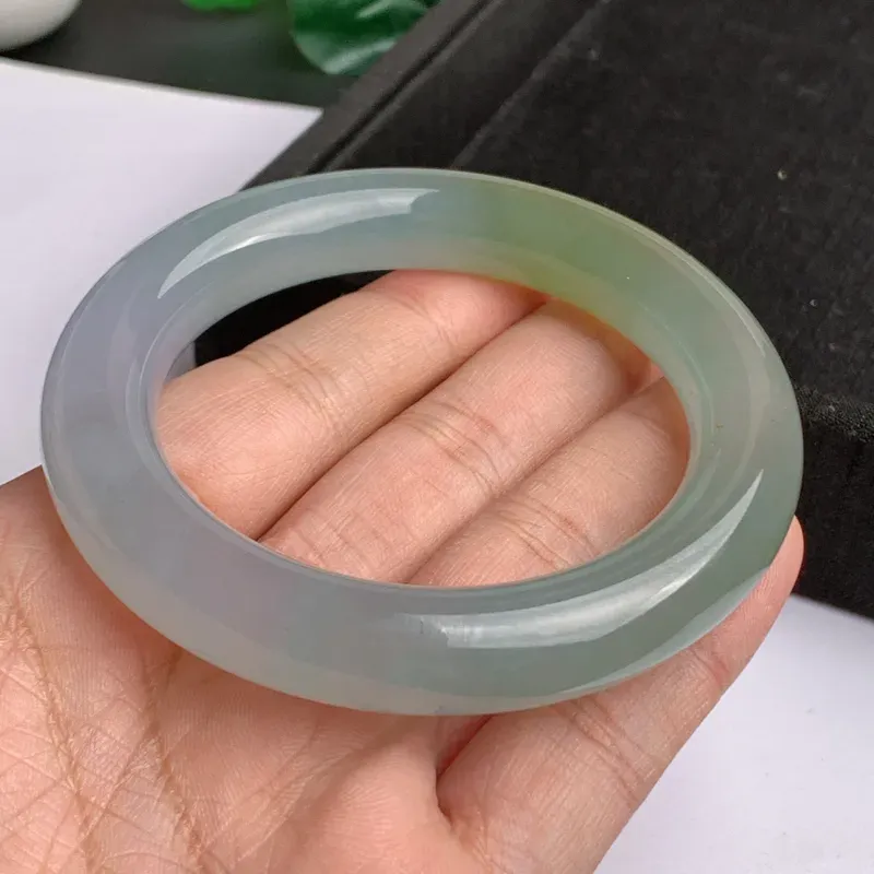 【缅甸a货翡翠,冰种飘黄圆条手镯59.1mm,玉质细腻,色彩艳丽,圆润肥美,老种起胶,条形大方得体,佩戴效果好】图8